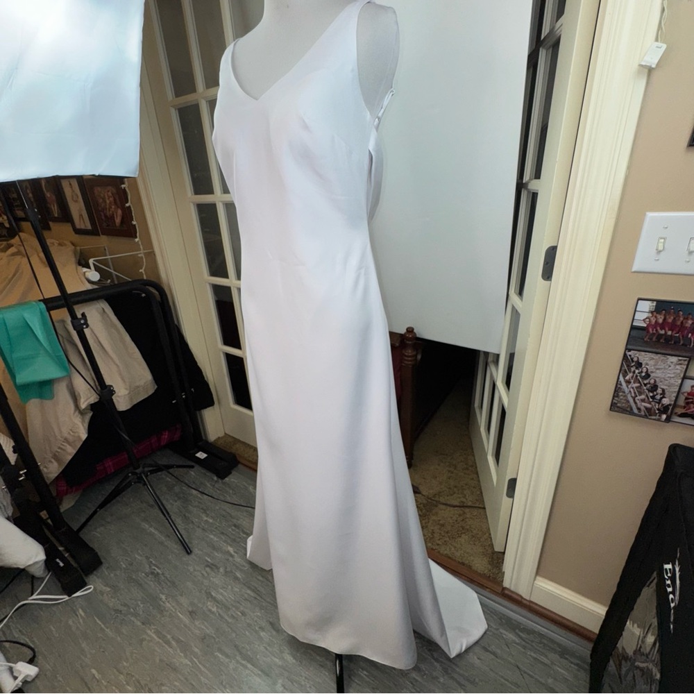 Elegant White V-Neck Mermaid Wedding Dress - Picture 4 of 16